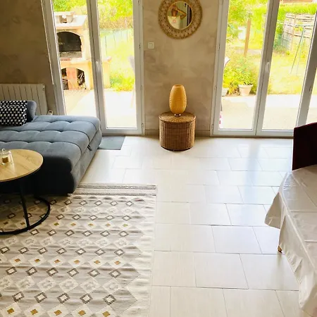 Maison Propre Et Calme A 5 Min Du Futuroscope Holiday home *